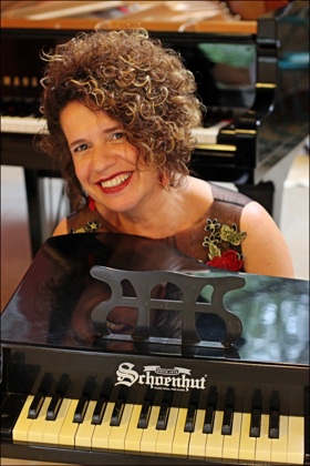 Ana Cláudia Assis, la pianista brasileña especializada en música contemporánea realizará una gira por tres ciudades argentinas