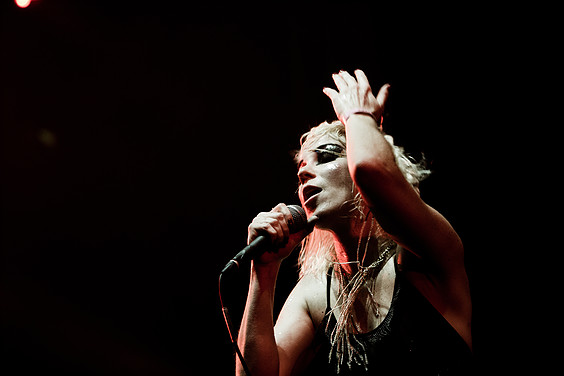 La artista brasileña KARINA BHUR se presentará en La Tangente de Palermo y en La Feria del Libro de Buenos Aires, Argentina