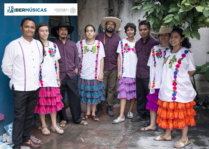 La agrupación mexicana La Mixanteña de Santa Cecilia lleva su idea musical con visión de lucha a diversos escenarios de la Argentina, Chile y Uruguay