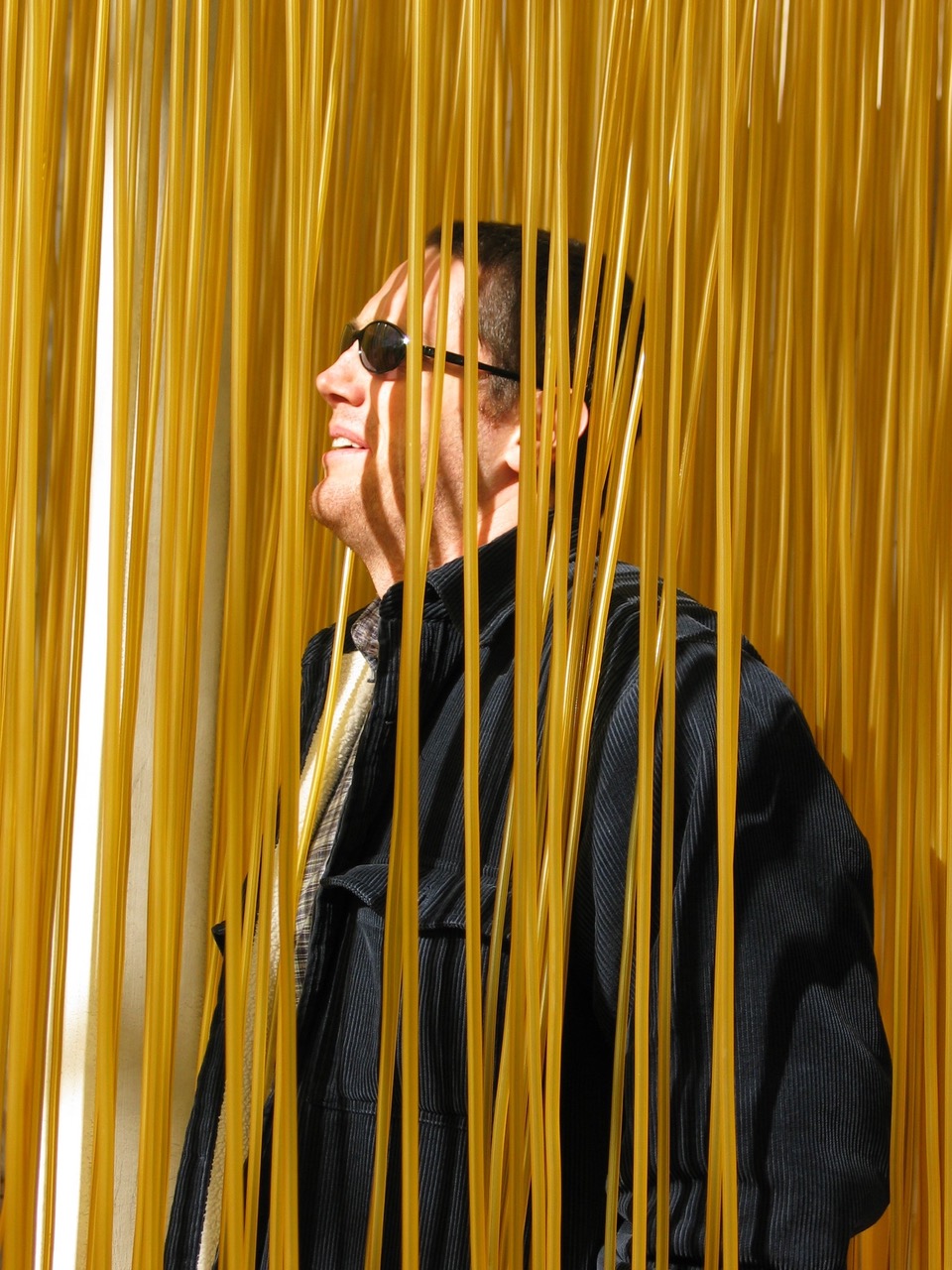 El compositor mexicano Rodigo Sigal comienza su residencia compositiva en Colombia en el Teatro de sonido de la Universidad de los Andes