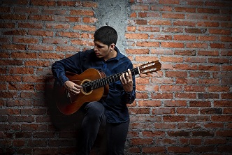 El joven guitarrista costarricense Adrián Montero Moya emprende su gira Azulado por diversos escenarios de México