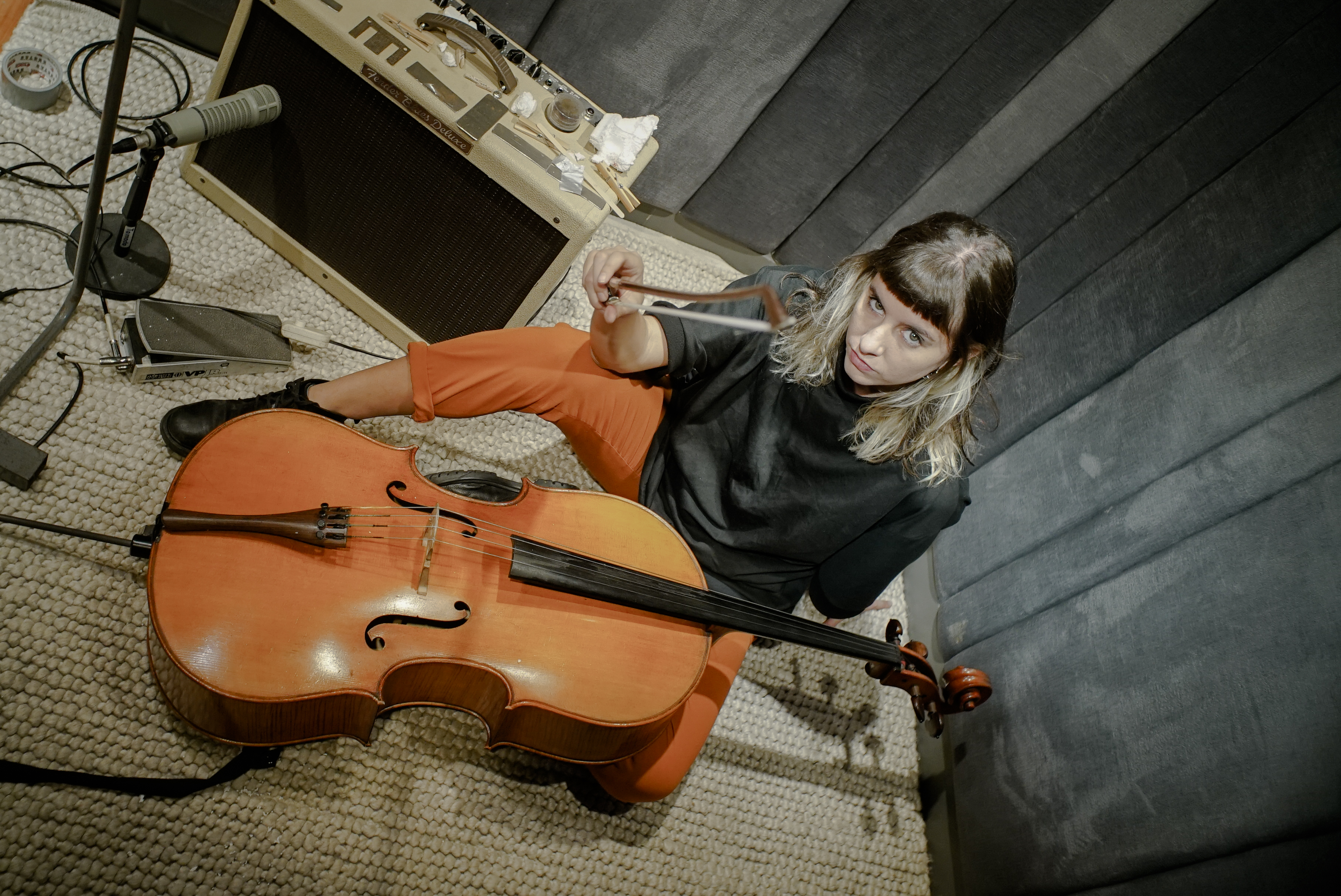 A violoncelista e compositora argentina Violeta García culmina sua residência Konvent Zero em Barcelona, Espanha