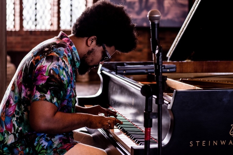 O grande pianista brasileiro Amaro Freitas levará adiante uma ampla turnê europeia