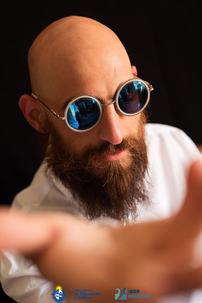 Facundo Estefanell, contrabaixista uruguayo baseado no Brasil, inicia a sua especialização em contrabaixo para tango na cidade de Buenos Aires, Argentina