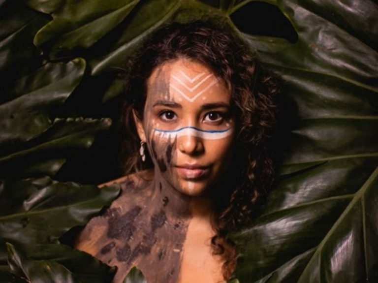 A artista paraguaia Nat Mendoza lança novo clipe de vídeo