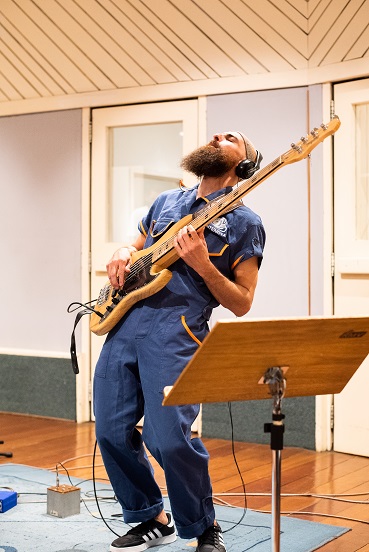 O contrabaixista uruguaio Facundo Estefanell apresenta a segunda música de seu novo disco