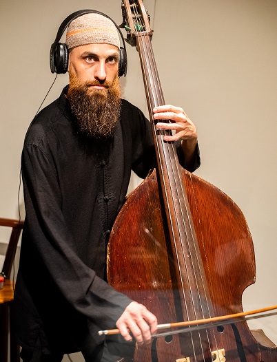 O contrabaixista uruguaio Facundo Estefanell apresenta a terceira música de seu novo disco