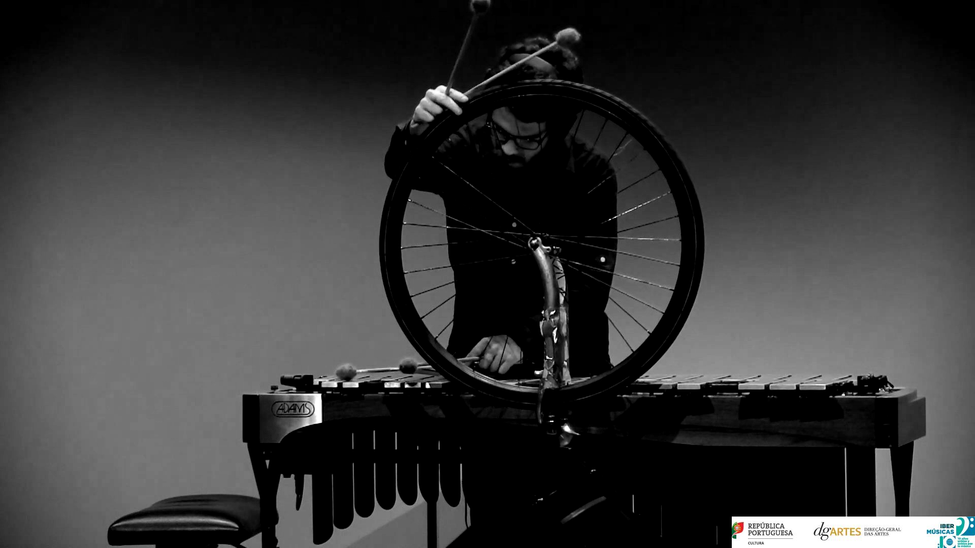 O percussionista Leonardo Carvalho apresenta seu álbum/CD Lignum Cutis Metallum