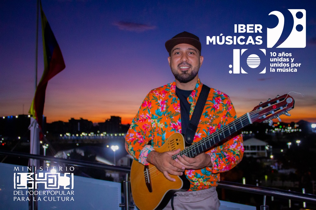 Ernesto Luis, da Venezuela, e Rocío Peña, do Chile, apresentam a sua canção “La Sierra”, vencedora da última edição do concurso Ibermúsicas de Creación de Canción