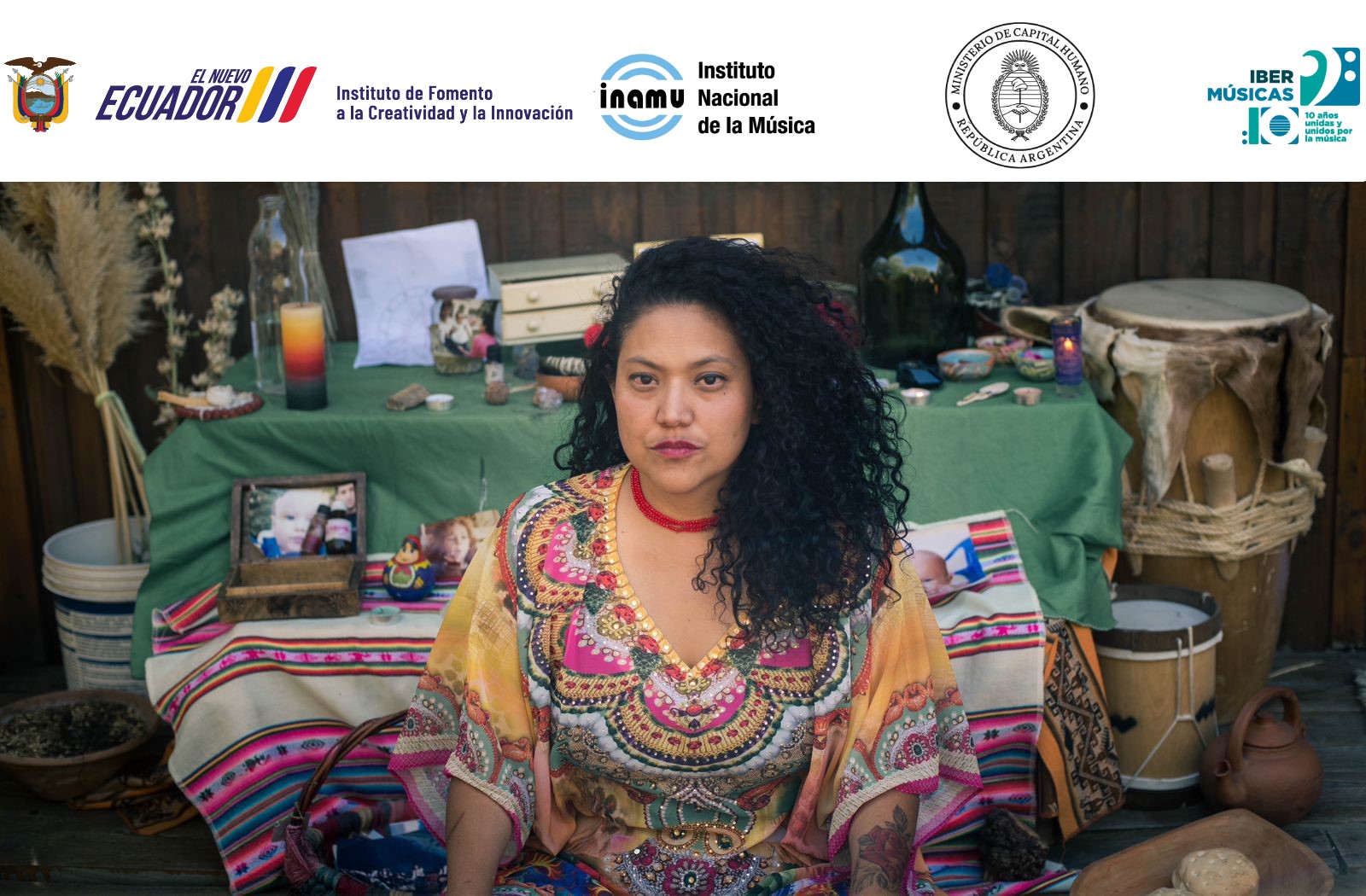 A artista equatoriana Carla Calasanz, juntamente com a argentina Vivi Pozzebón, apresentam a sua canção “Agüita de vieja”, vencedora do concurso Ibermúsicas de Criação de Canção