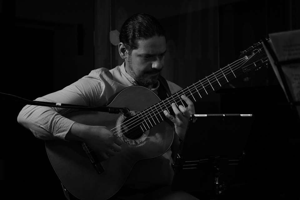O compositor, professor e guitarrista colombiano Jhonnier Ochoa inicia sua especialização em Buenos Aires com o guitarrista argentino Matías Arriazu