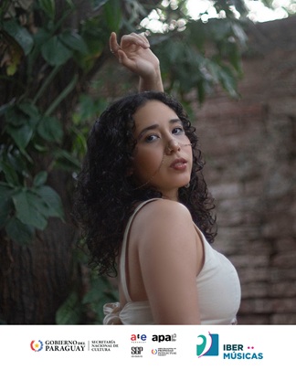 A artista paraguaia Nat Mendoza começa a apresentar as canções de seu novo álbum, “Karakú”.